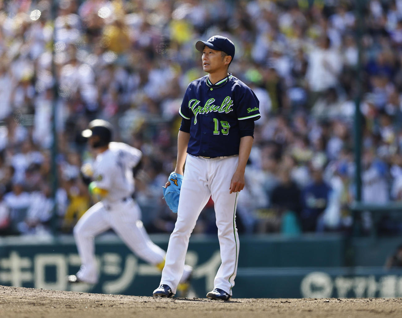 阪神対ヤクルト　4回裏阪神無死、森下（左）に同点本塁打を浴びた石川（撮影・藤尾明華）