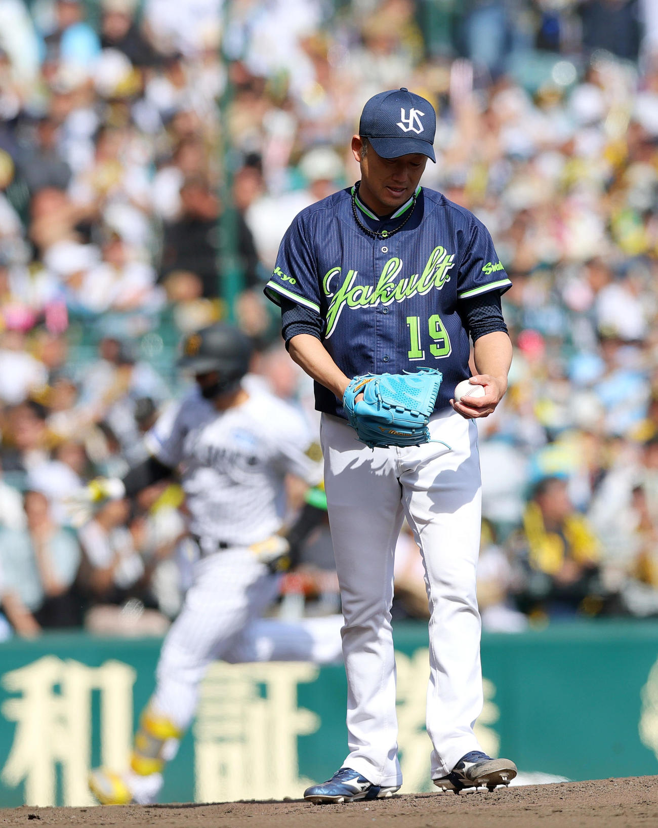 阪神対ヤクルト　4回裏阪神無死、石川（手前）は森下に左越え本塁打を被弾する（撮影・上山淳一）