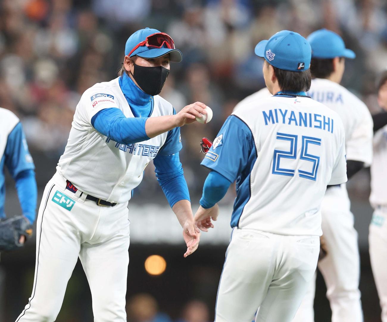日本ハム対西武　7回表、3番手の宮西にボールを渡す新庄監督（撮影・黒川智章）