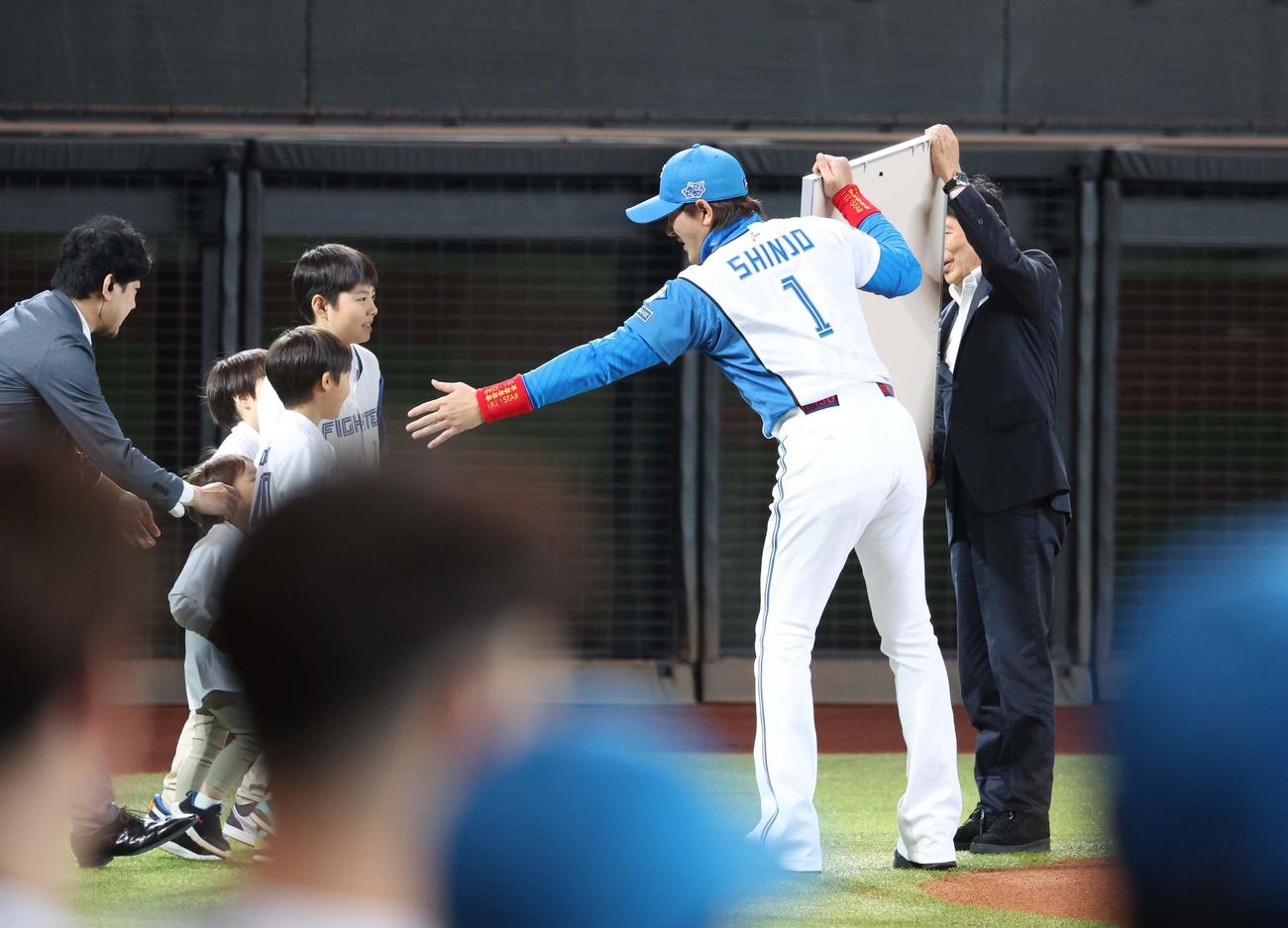 日本ハム対西武　大社日本ハム初代オーナーのセレモニーが行われ親族と記念撮影する新庄監督（撮影・黒川智章）