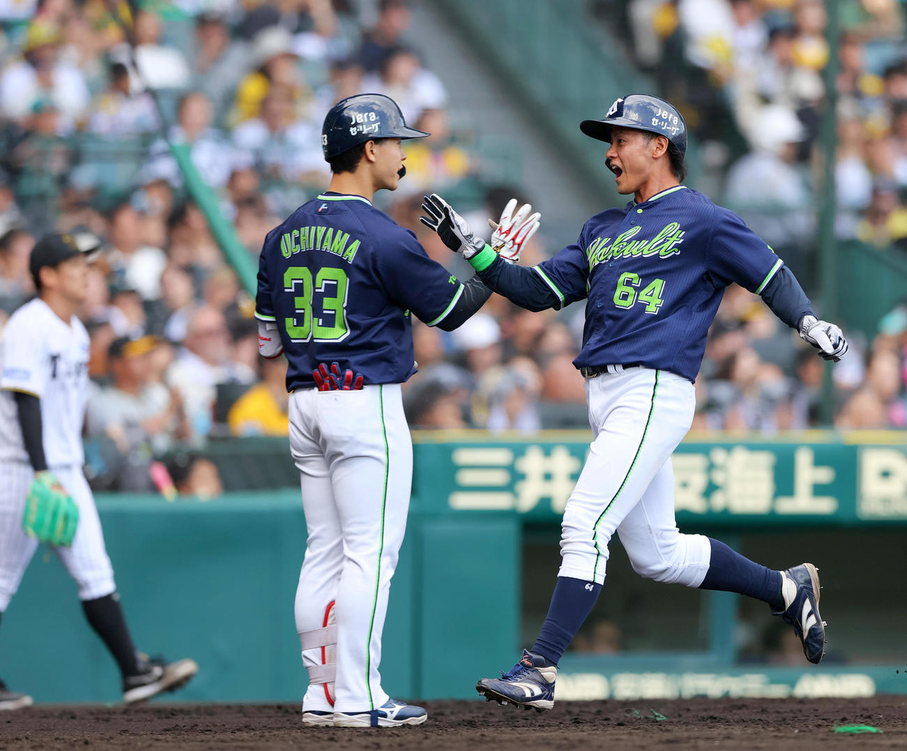 阪神対ヤクルト　7回表ヤクルト1死一、二塁、代打増田の中2点適時三塁打で生還する一走岩田（右）（撮影・上山淳一）