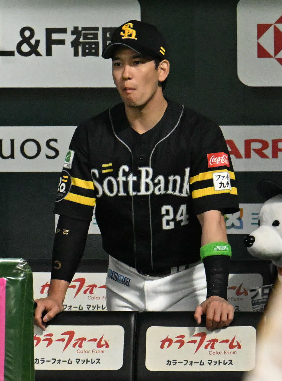 ソフトバンク対ロッテ　スタメンから外れた栗原（撮影・林敢治）