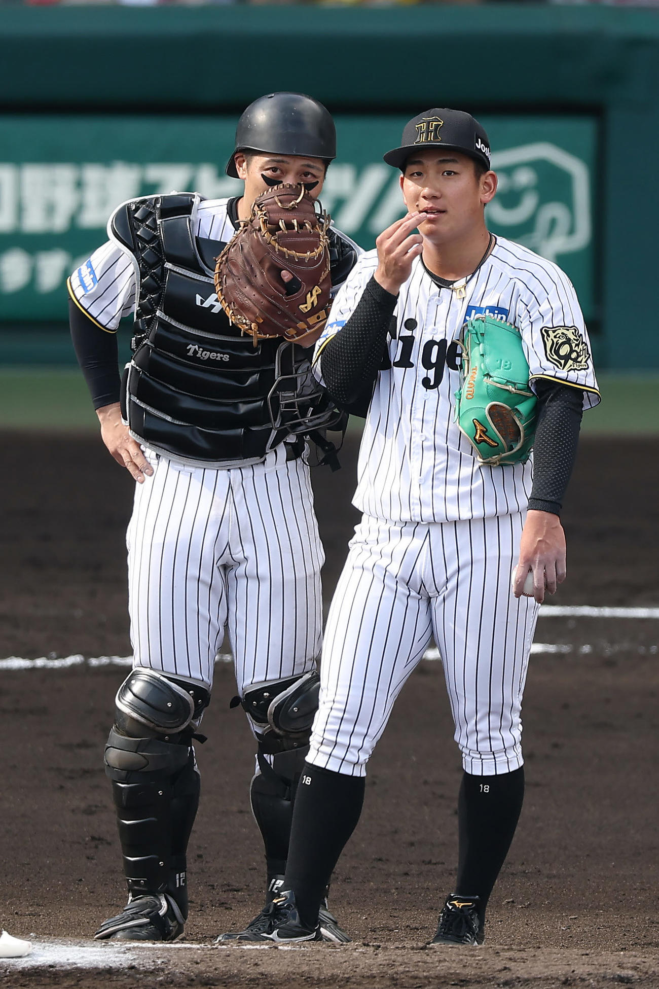 阪神対ヤクルト　6回表ヤクルト2死一塁、リプレー検証中にマウンドで言葉を交わす阪神坂本（左）と伊原（撮影・前田充）