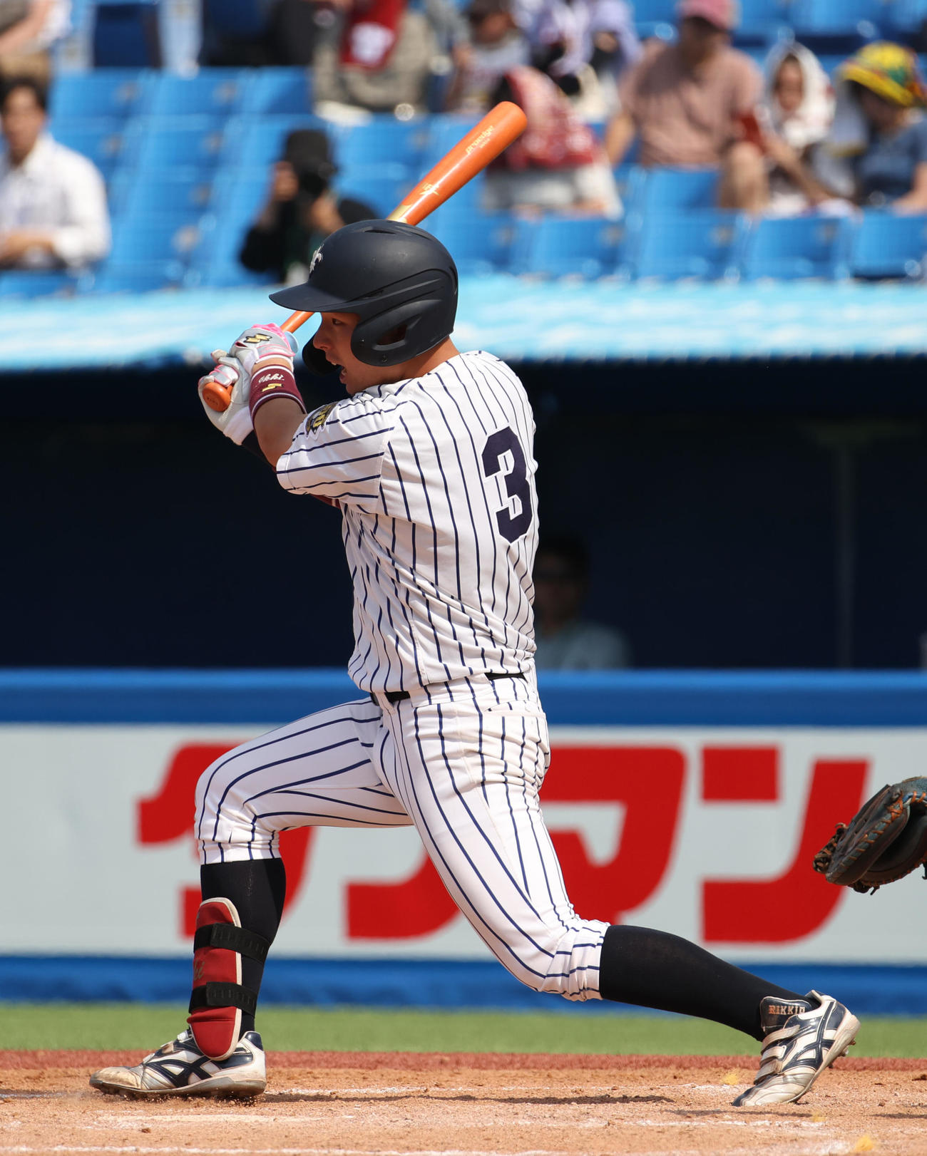 立大対早大　4回表立大1死、丸山は中前安打を放つ（撮影・柴田隆二）