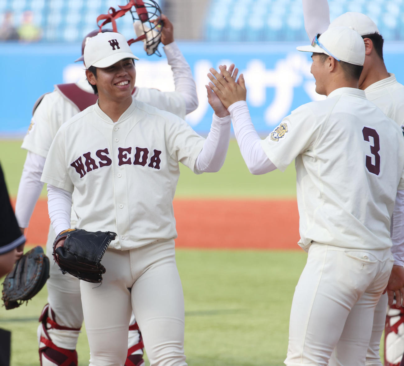 立大対早大　5安打完封勝利を挙げた早大・宮城（左）はナインとハイタッチする（撮影・柴田隆二）