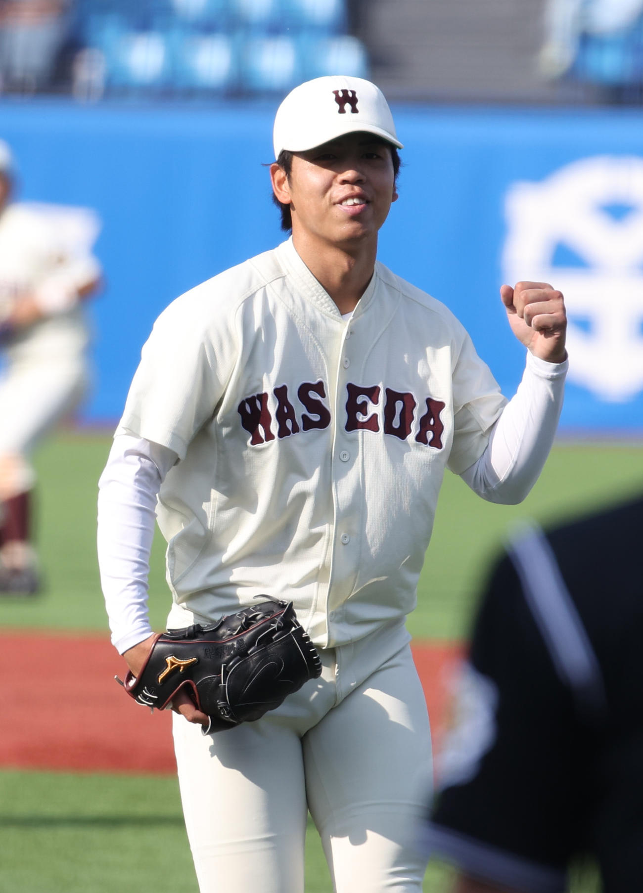 立大対早大　5安打完封勝利を挙げた早大・宮城はガッツポーズする（撮影・柴田隆二）