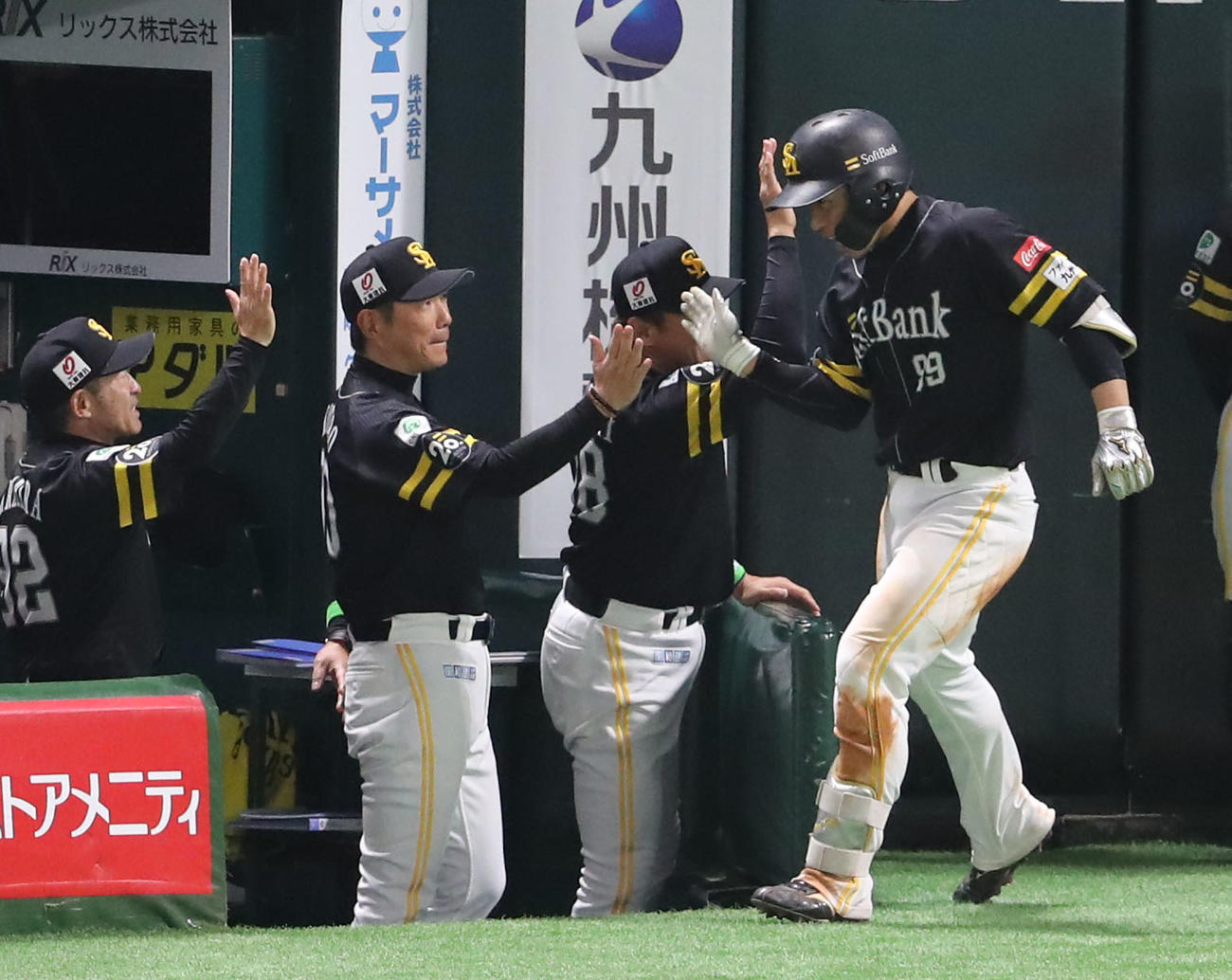 ソフトバンク対ロッテ　5回裏ソフトバンク無死、野村は左越えに勝ち越し本塁打を放ち小久保監督に出迎えられる（撮影・梅根麻紀）