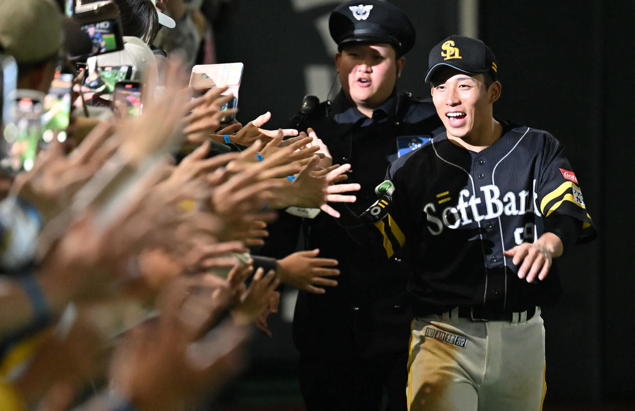 ソフトバンク対ロッテ　ファンとタッチを交わす野村（撮影・林敢治）