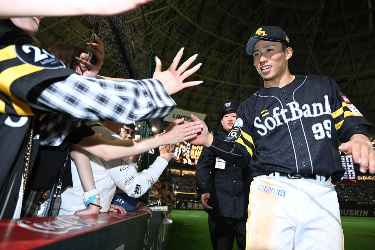 ソフトバンク対ロッテ　ファンとタッチを交わす野村（撮影・林敢治）
