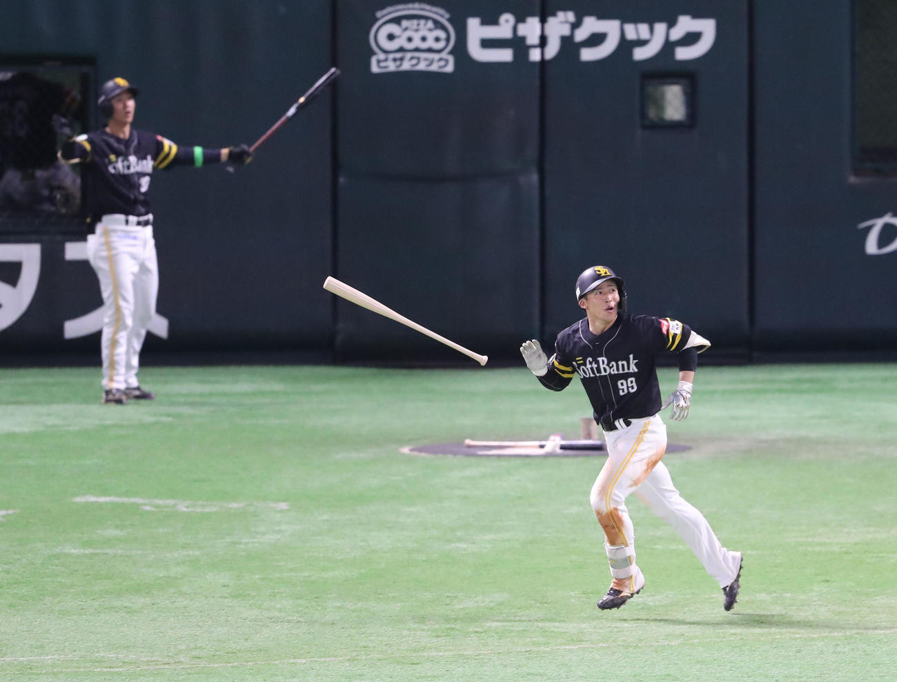 ソフトバンク対ロッテ　5回裏ソフトバンク無死、野村は左越えに勝ち越し本塁打を放つ（撮影・梅根麻紀）