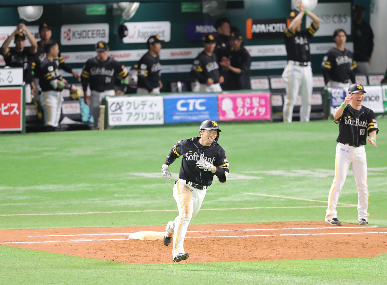 ソフトバンク対ロッテ　5回裏ソフトバンク無死、野村は左越えに勝ち越し本塁打を放つ（撮影・梅根麻紀）