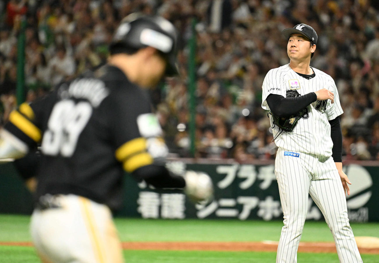 ソフトバンク対ロッテ　5回裏ソフトバンク無死、木村（右）は野村に勝ち越し本塁打を与える（撮影・林敢治）