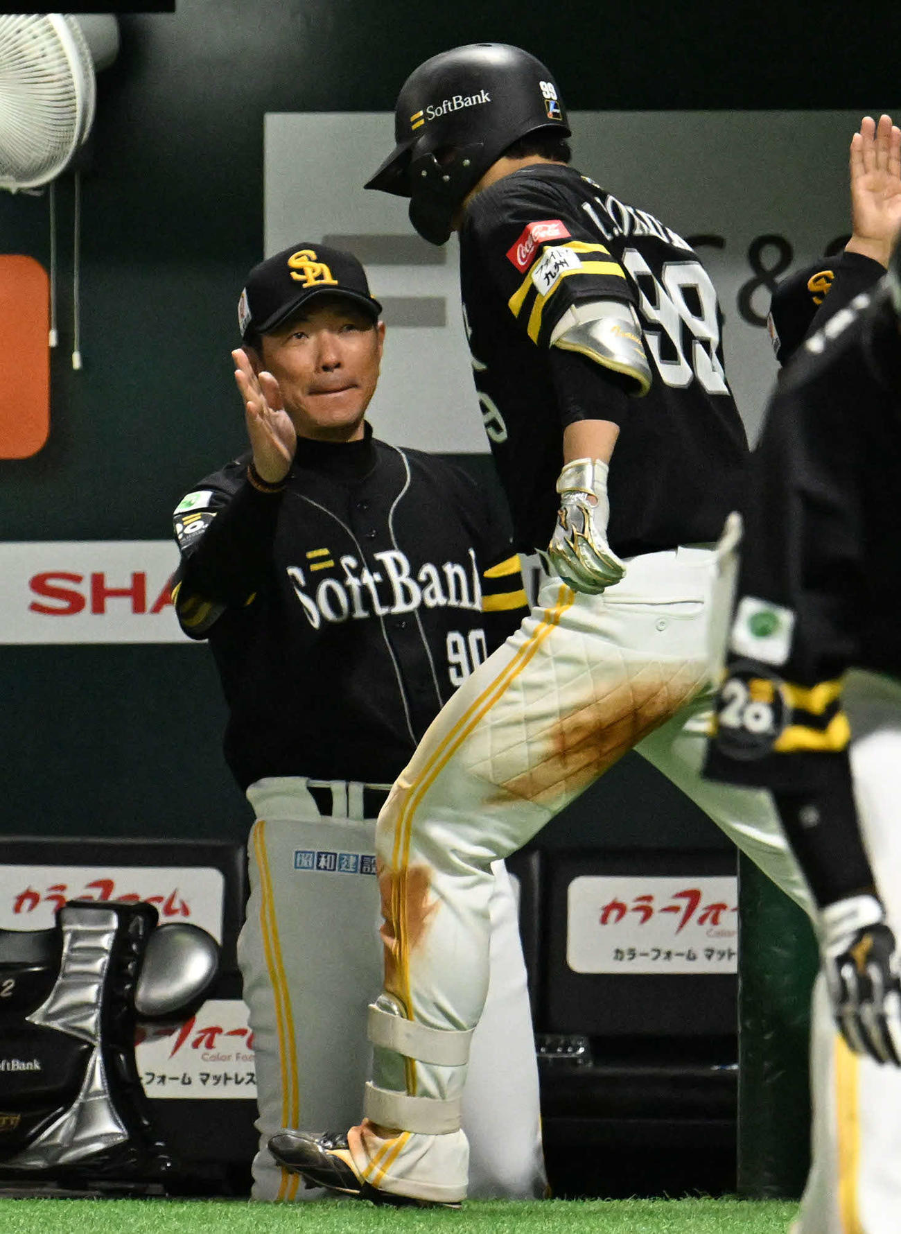 ソフトバンク対ロッテ　5回裏ソフトバンク無死、野村（右）は勝ち越し本塁打を放ち小久保監督とタッチを交わす（撮影・林敢治）