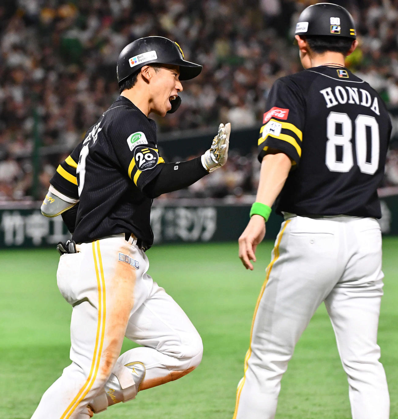 ソフトバンク対ロッテ　5回裏ソフトバンク無死、勝ち越しの左越え本塁打を放った野村（左）は、本多コーチとタッチを交わしながら一塁を回る（撮影・岩下翔太）