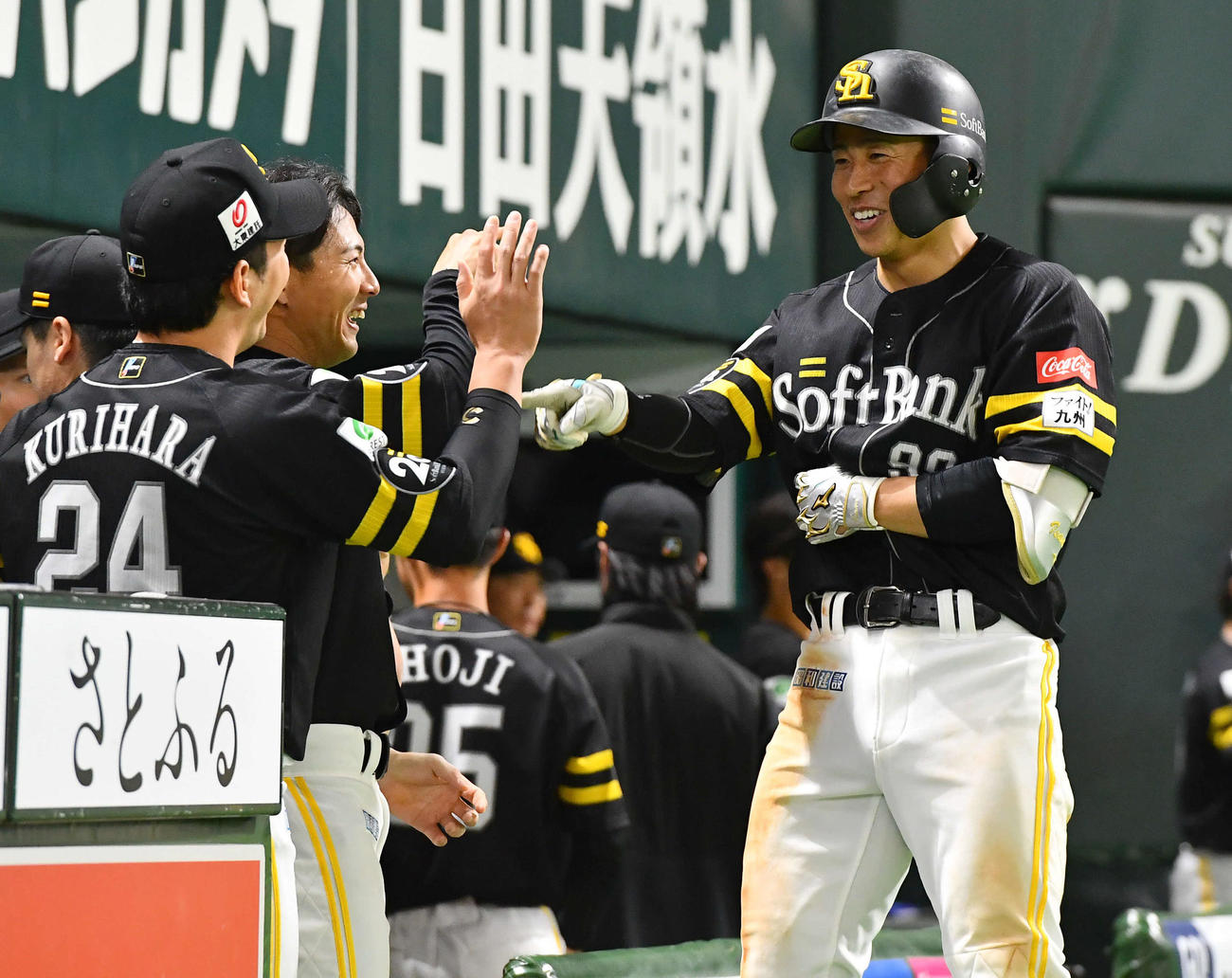 ソフトバンク対ロッテ　5回裏ソフトバンク無死、勝ち越しの左越え本塁打を放った野村（右）は、ベンチ前で笑顔を見せる（撮影・岩下翔太）
