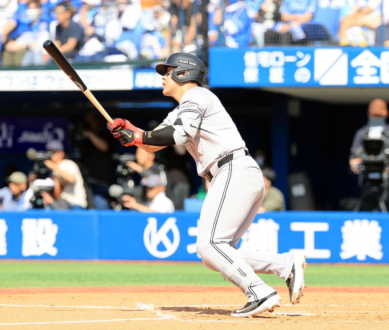 DeNA対巨人　3回表巨人1死一、二塁、岡本は先制適時二塁打を放つ（撮影・浅見桂子）