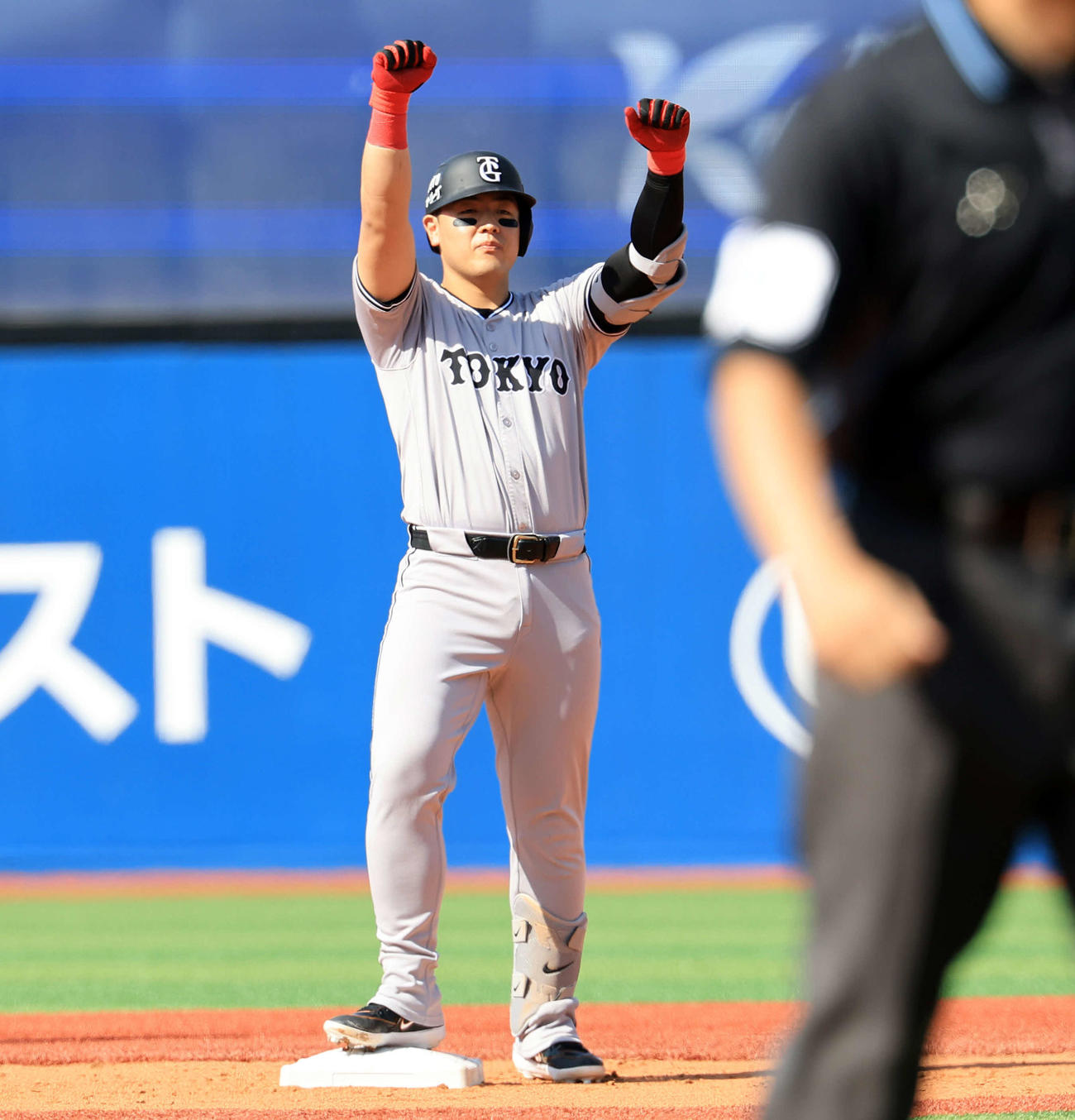 DeNA対巨人　3回表巨人1死一、二塁、岡本は先制適時二塁打を放ちガッツポーズ（撮影・浅見桂子）