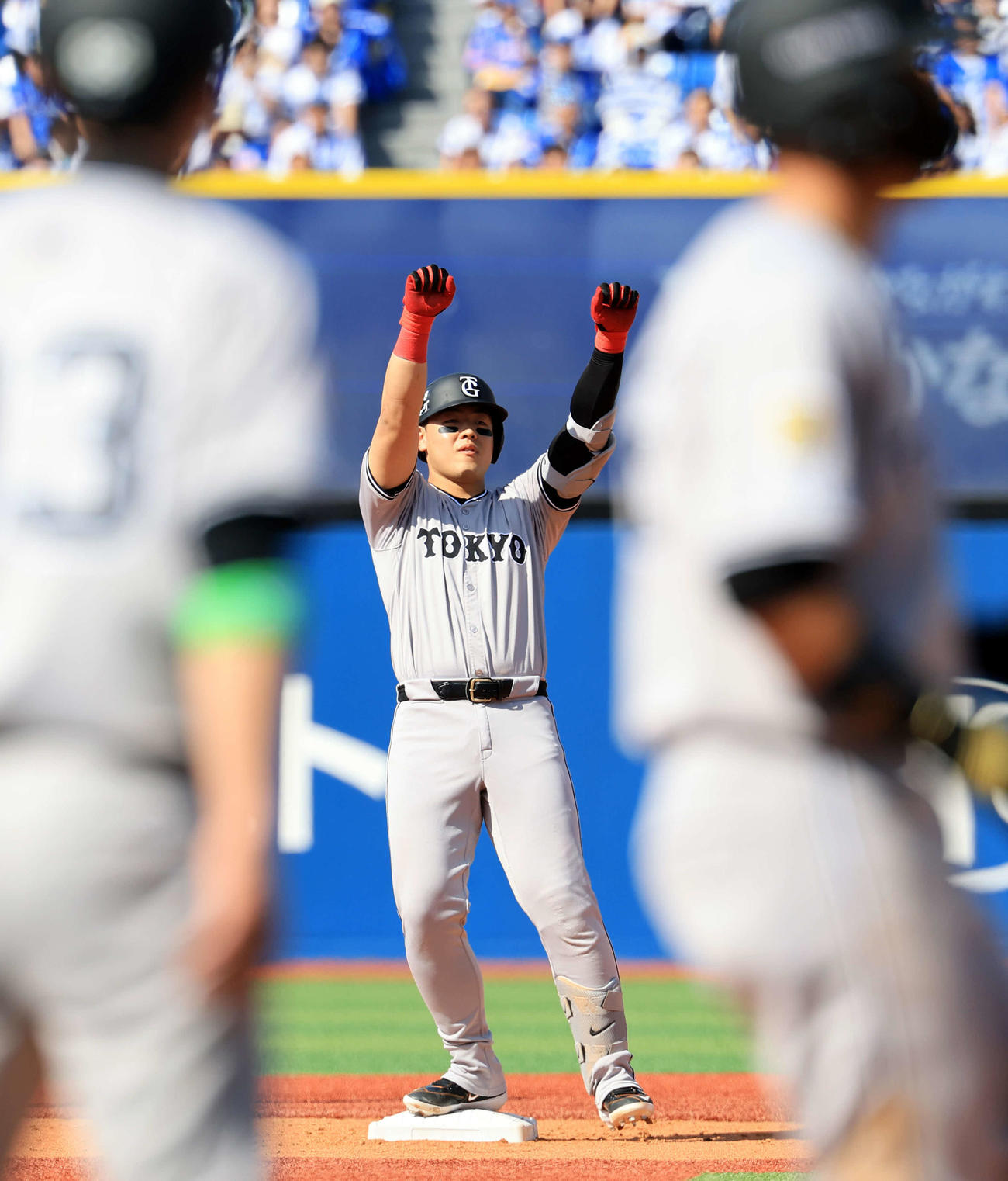 DeNA対巨人　3回表巨人1死一、二塁、岡本は先制適時二塁打を放ちガッツポーズ（撮影・浅見桂子）