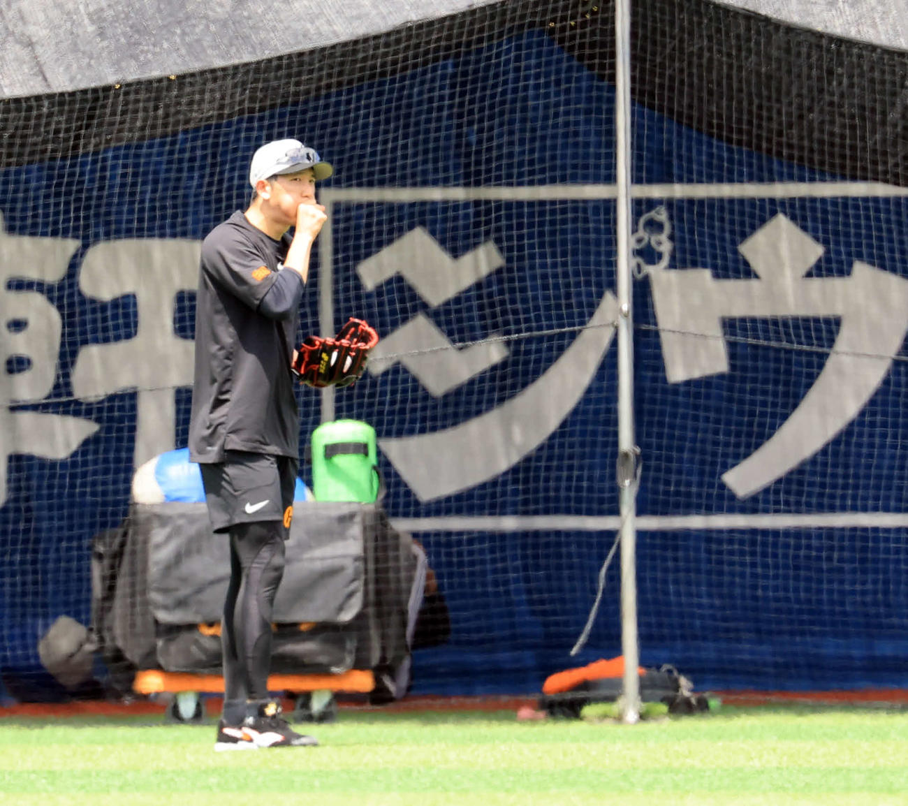 DeNA対巨人　試合前、かげろうが出る中キャッチボールする巨人戸郷（撮影・浅見桂子）