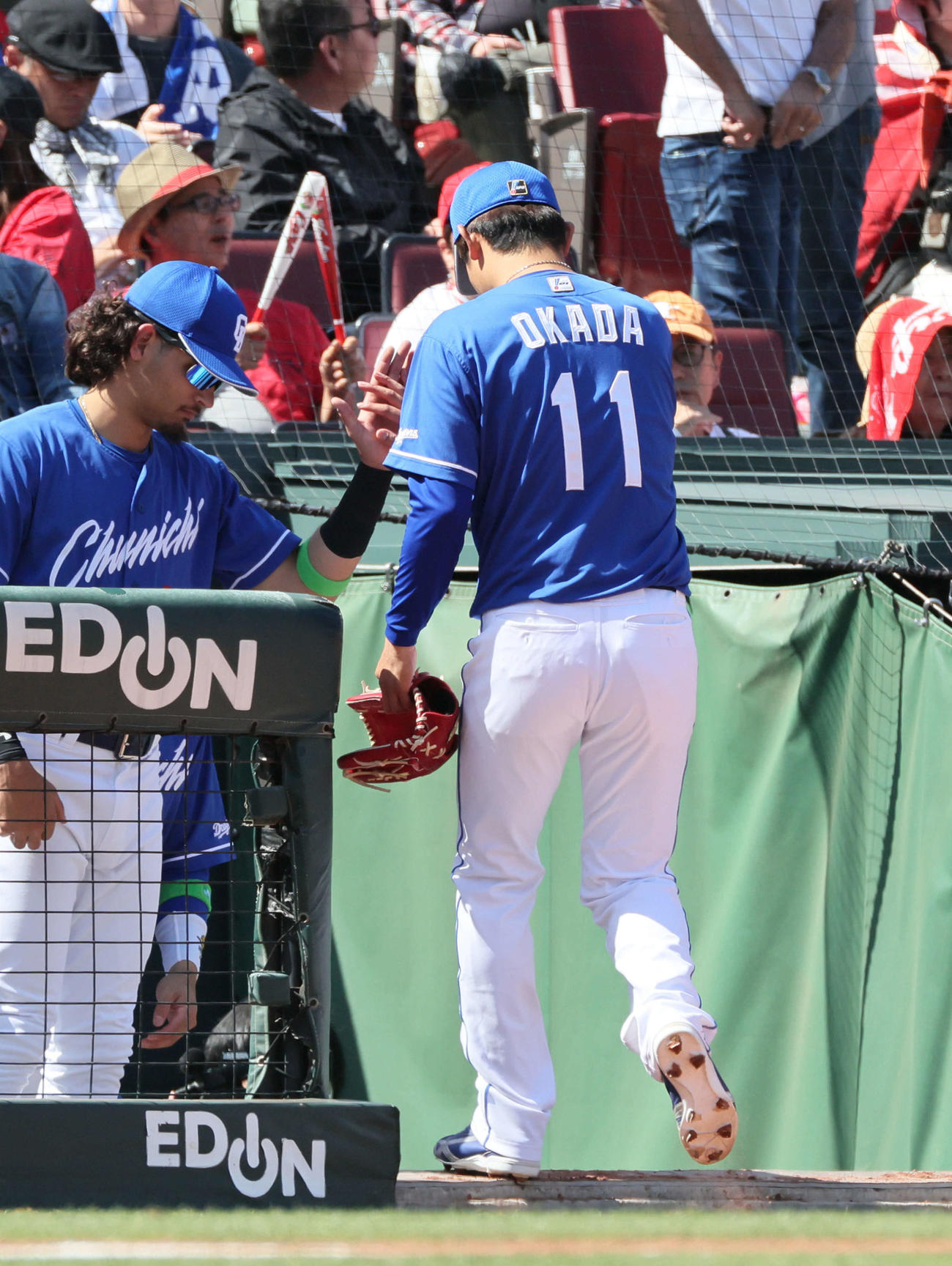広島対中日　4回裏広島1死一、二塁、降板する岡田（撮影・加藤孝規）