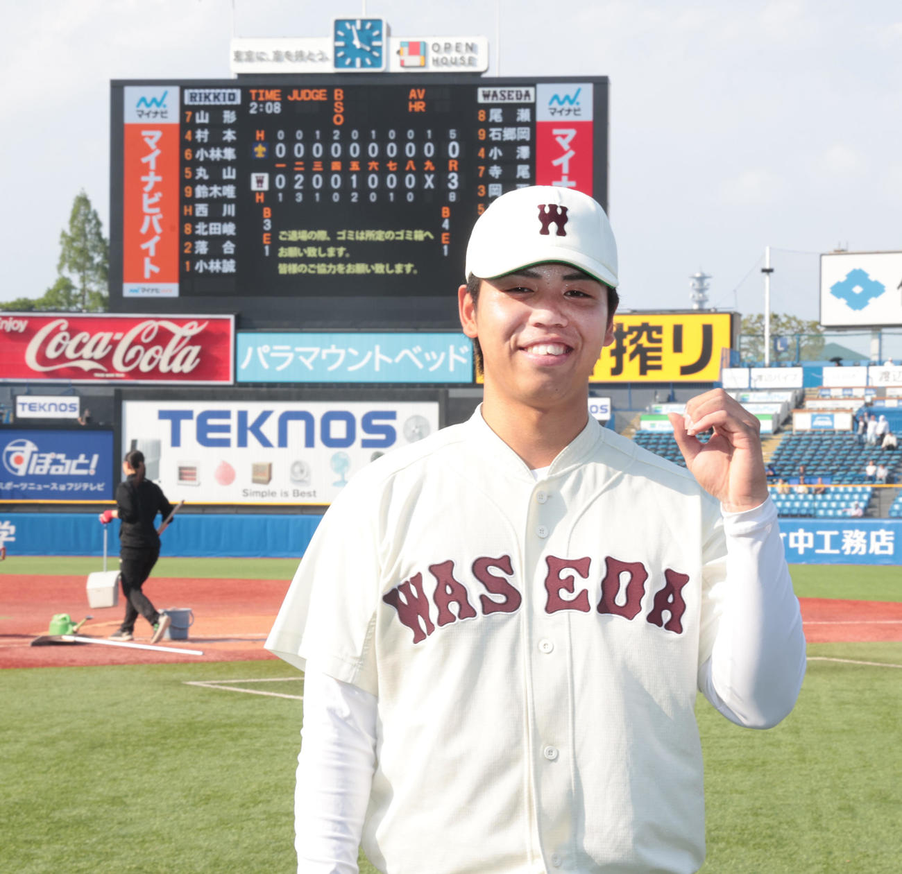 立大対早大　5安打完封勝利を挙げた早大・宮城はガッツポーズする（撮影・柴田隆二）
