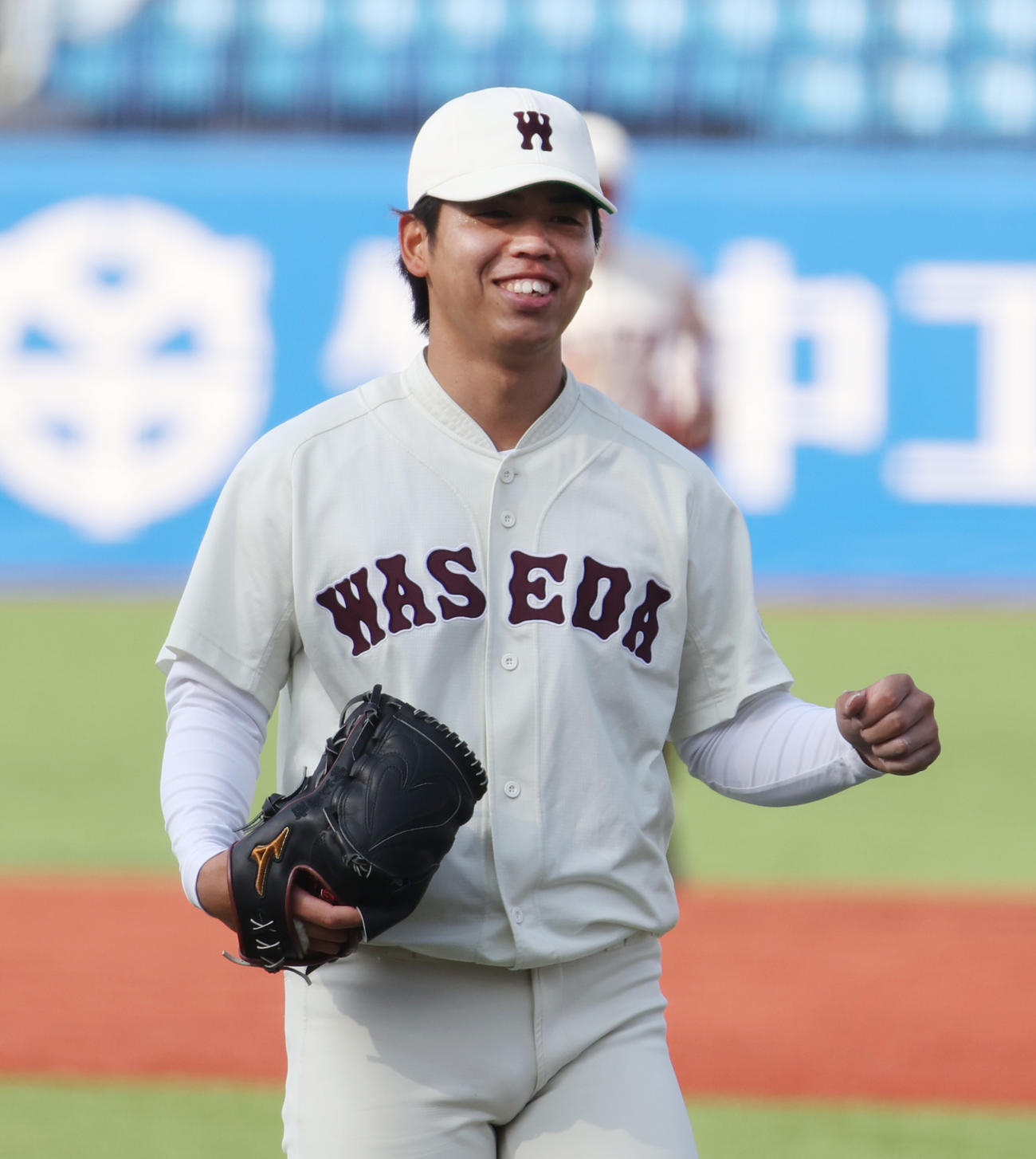 立大対早大　5安打完封勝利を挙げた早大・宮城はガッツポーズする（撮影・柴田隆二）
