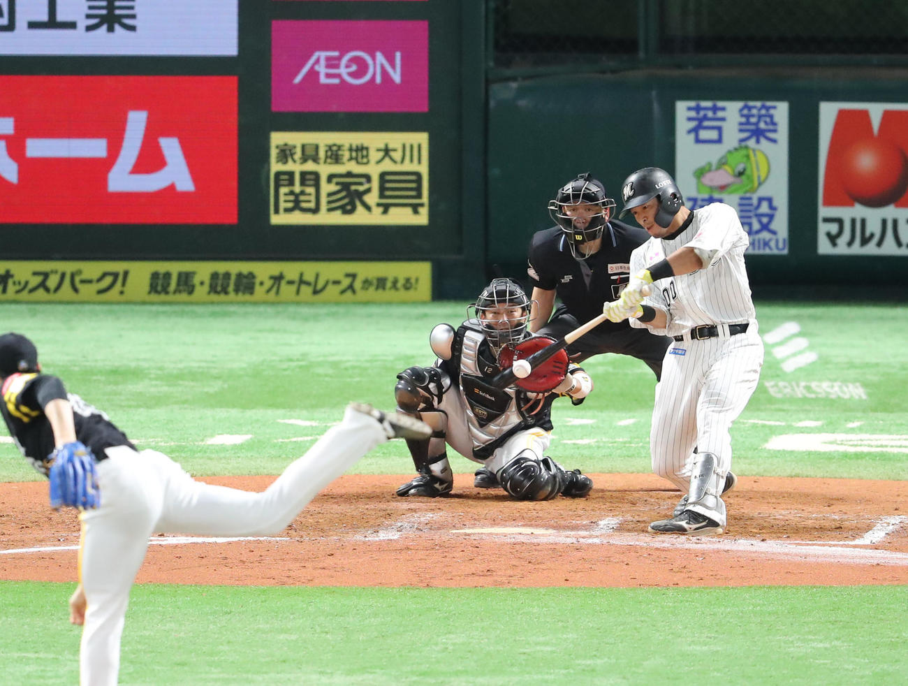 ソフトバンク対ロッテ　8回表ロッテ無死、池田は左前安打を放つ（撮影・梅根麻紀）