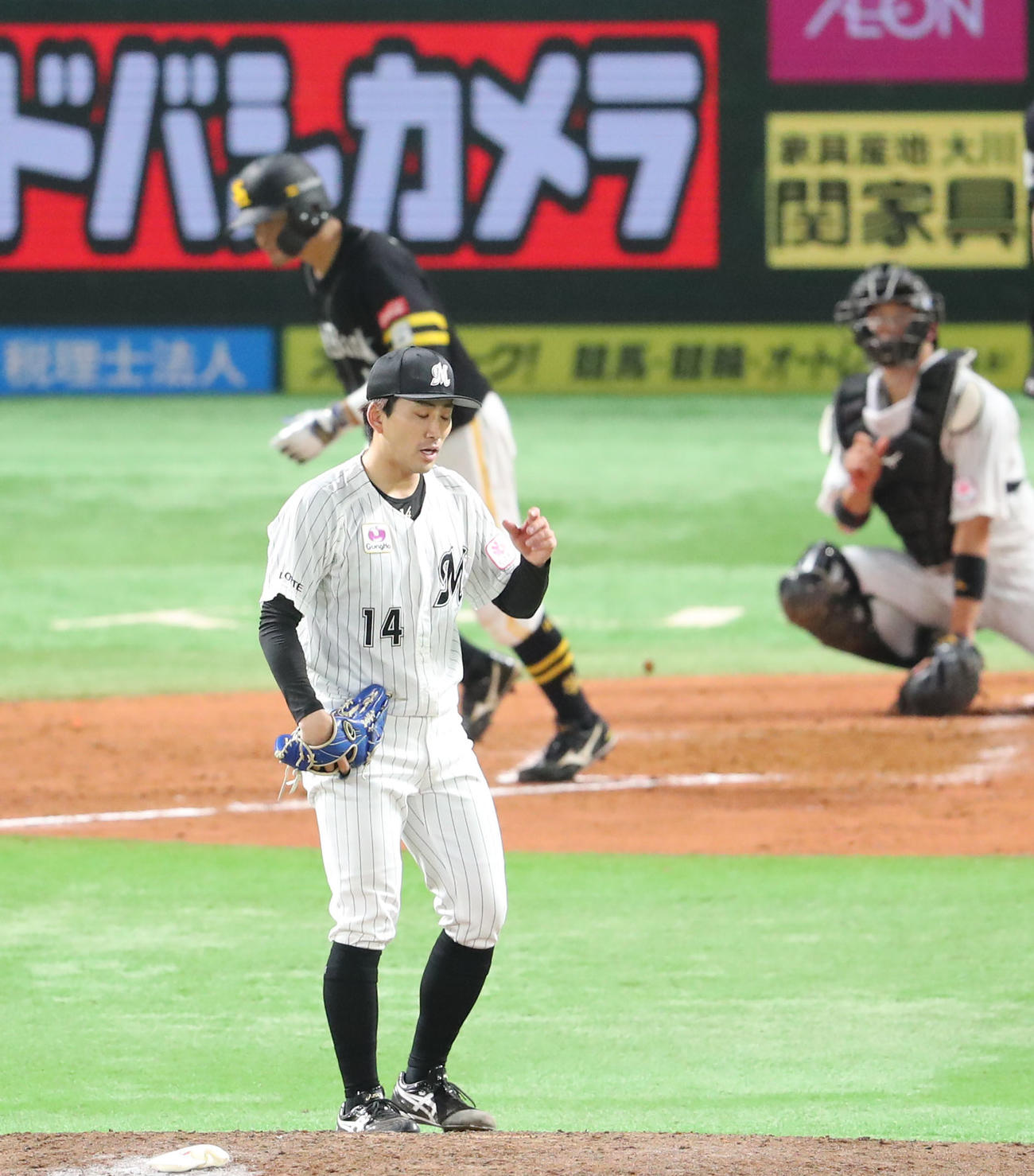 ソフトバンク対ロッテ　4回裏ソフトバンク2死一塁、嶺井に左越え同点2点本塁打を浴びた小島（撮影・梅根麻紀）