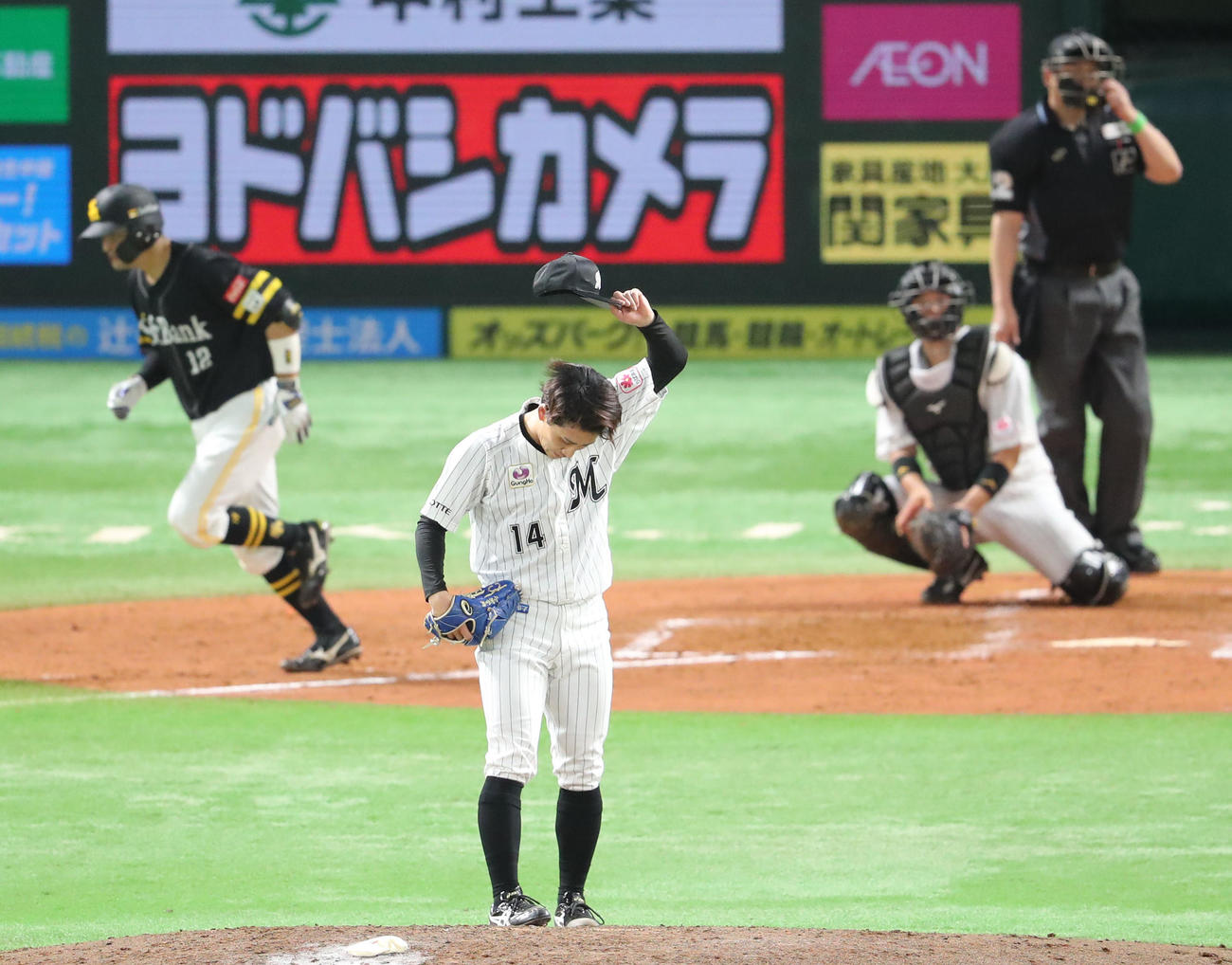 ソフトバンク対ロッテ　4回裏ソフトバンク2死一塁、嶺井に左越え同点2点本塁打を浴びた小島（撮影・梅根麻紀）