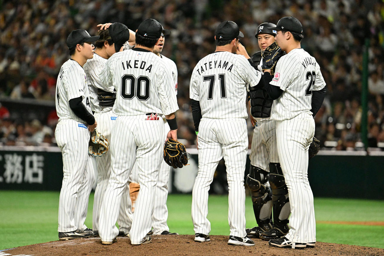 ソフトバンク対ロッテ　7回裏ソフトバンク2死一塁、マウンドに集まるロッテナイン（撮影・林敢治）