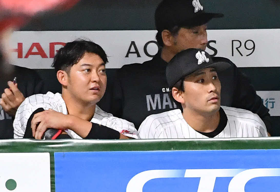 ソフトバンク対ロッテ　1回裏終了後、ベンチで佐藤（左）と話す小島（撮影・岩下翔太）