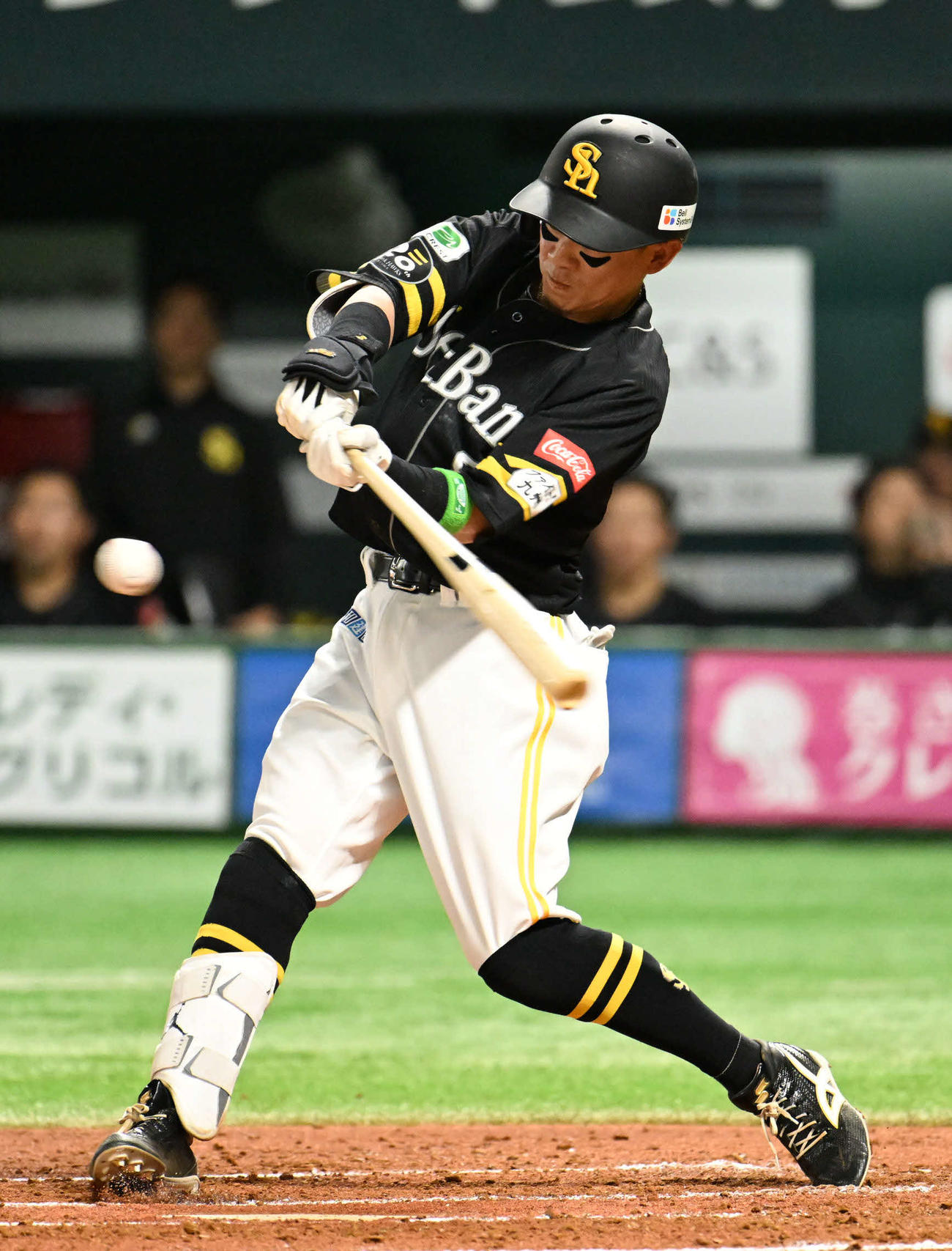 ソフトバンク対ロッテ　2回裏ソフトバンク2死、牧原大は中前安打を放つ（撮影・林敢治）