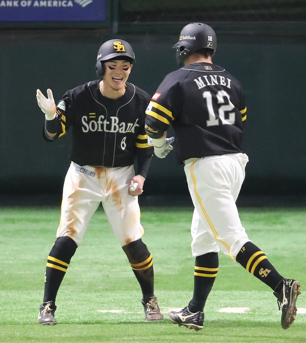 ソフトバンク対ロッテ　4回裏ソフトバンク2死一塁、左越え同点2点本塁打を放った嶺井を笑顔で迎える牧原大（撮影・梅根麻紀）