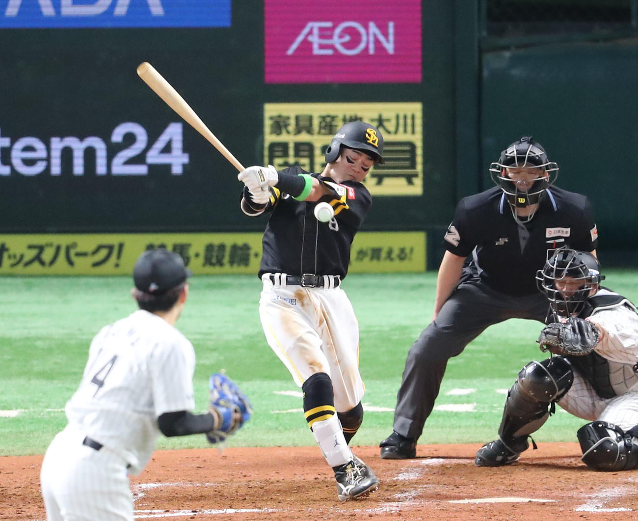 ソフトバンク対ロッテ　4回裏ソフトバンク2死、牧原大は左前安打を放つ（撮影・梅根麻紀）
