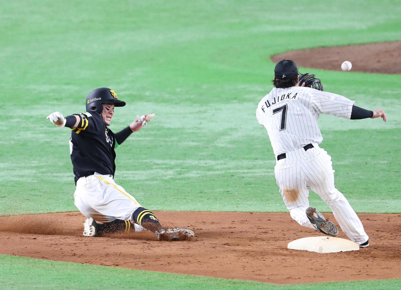ソフトバンク対ロッテ　4回裏ソフトバンク2死一塁、打者・嶺井のとき一塁走者の牧原大は二盗成功（撮影・梅根麻紀）