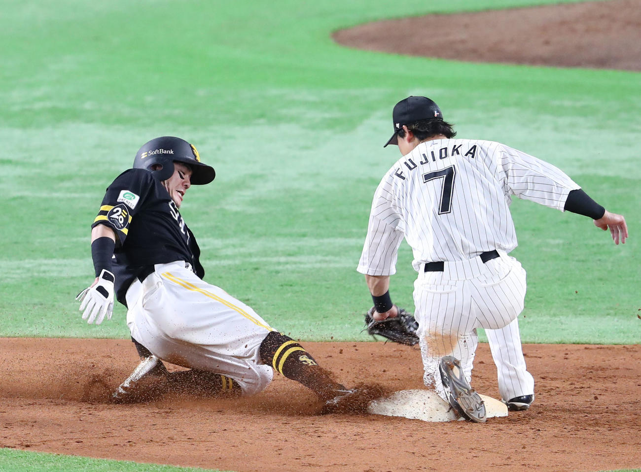 ソフトバンク対ロッテ　4回裏ソフトバンク2死一塁、打者・嶺井のとき一塁走者の牧原大は二盗成功（撮影・梅根麻紀）