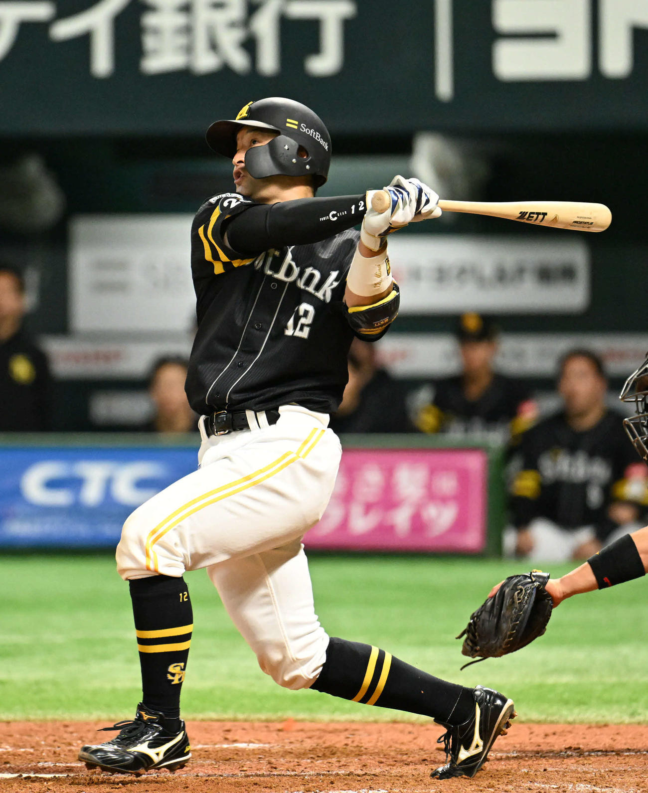 ソフトバンク対ロッテ　4回裏ソフトバンク2死一塁、嶺井は同点本塁打を放つ（撮影・林敢治）