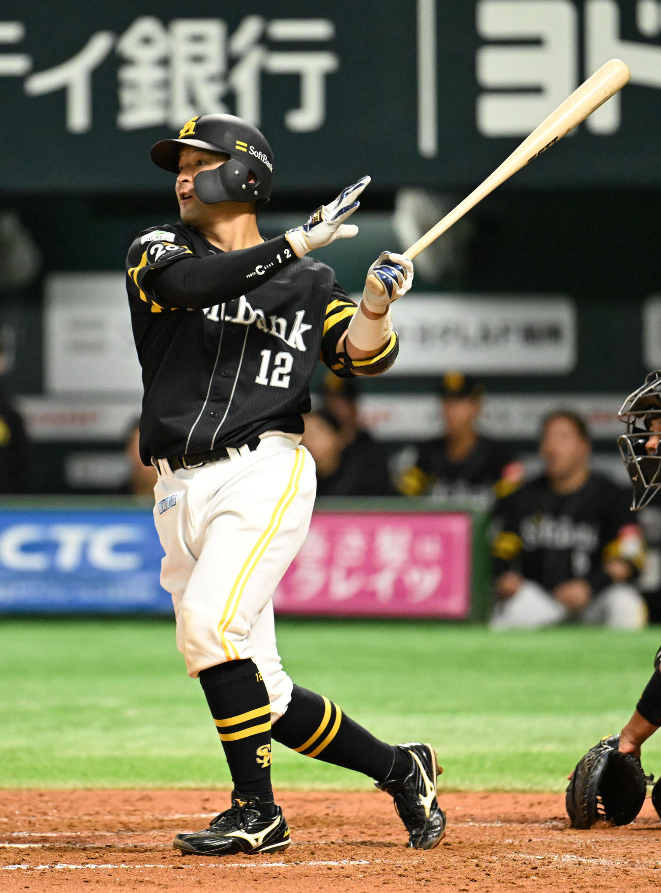 ソフトバンク対ロッテ　4回裏ソフトバンク2死一塁、嶺井は同点本塁打を放つ（撮影・林敢治）