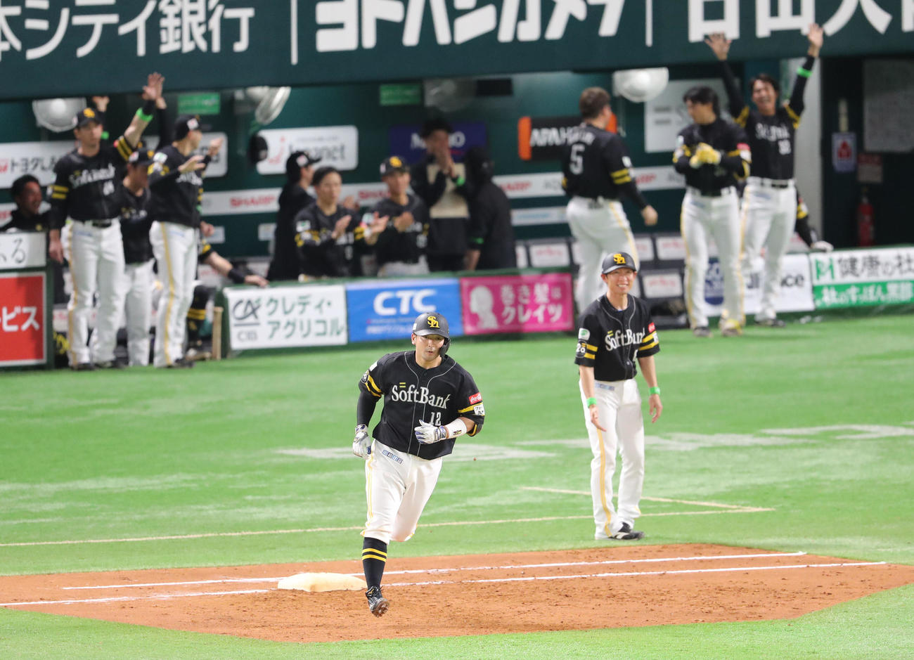 ソフトバンク対ロッテ　4回裏ソフトバンク2死一塁、嶺井は左越えに同点となる2点本塁打を放つ（撮影・梅根麻紀）