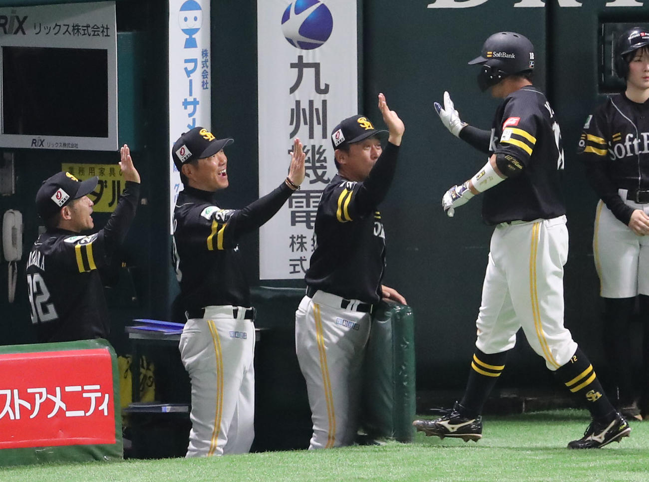 ソフトバンク対ロッテ　4回裏ソフトバンク2死一塁、左越え同点2点本塁打を放った嶺井を笑顔で迎える小久保監督（撮影・梅根麻紀）