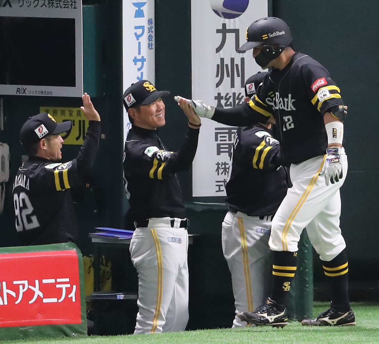 ソフトバンク対ロッテ　4回裏ソフトバンク2死一塁、左越え同点2点本塁打を放った嶺井を笑顔で迎える小久保監督（撮影・梅根麻紀）