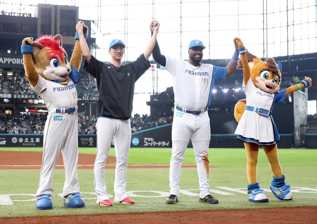 日本ハム対西武　試合後、笑顔の達（左）とレイエス（撮影・黒川智章）
