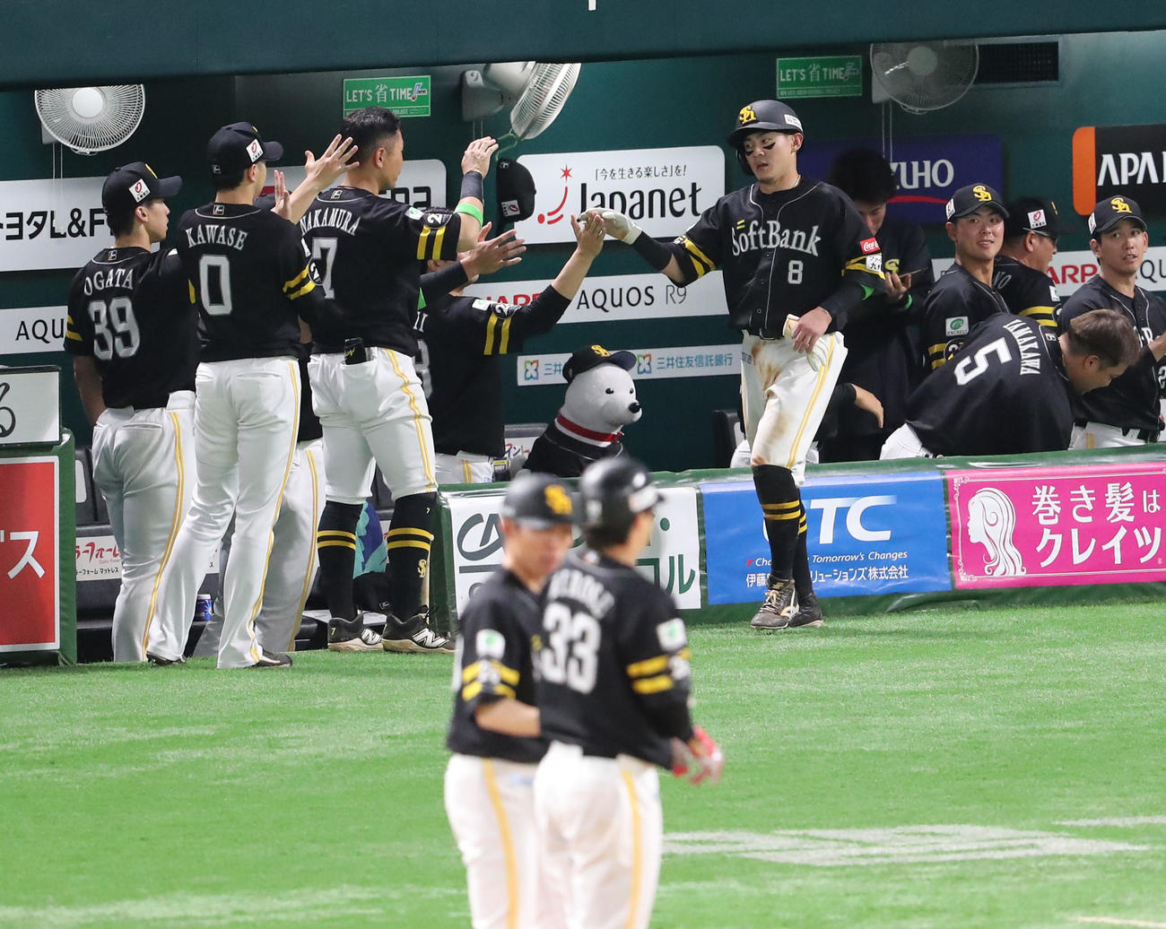 ソフトバンク対ロッテ　6回裏ソフトバンク1死二塁、広瀬の右前勝ち越し適時打で盛り上がるナイン（撮影・梅根麻紀）