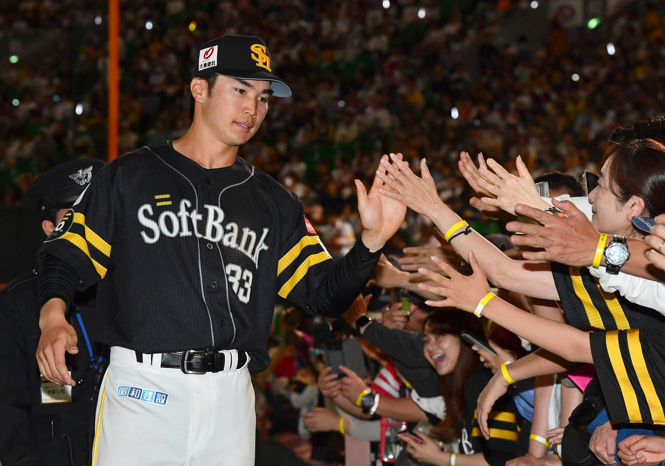 ソフトバンク対ロッテ　ロッテに3連勝し、ファンとハイタッチする広瀬隆（撮影・岩下翔太）