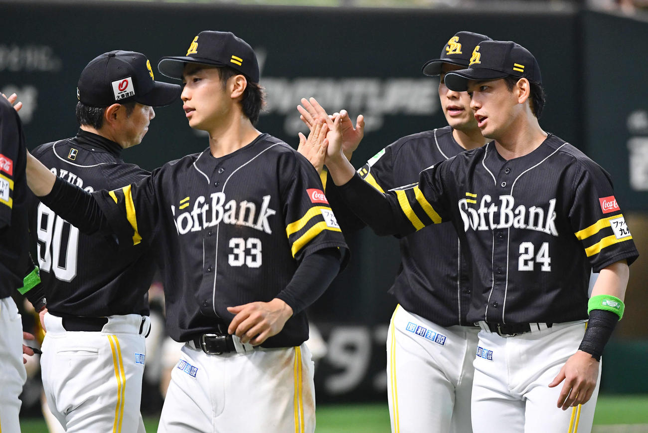ソフトバンク対ロッテ　ロッテに3連勝し、小久保監督（左端）とハイタッチする栗原（右端）、広瀬隆（左から2人目）らソフトバンクナイン（撮影・岩下翔太）