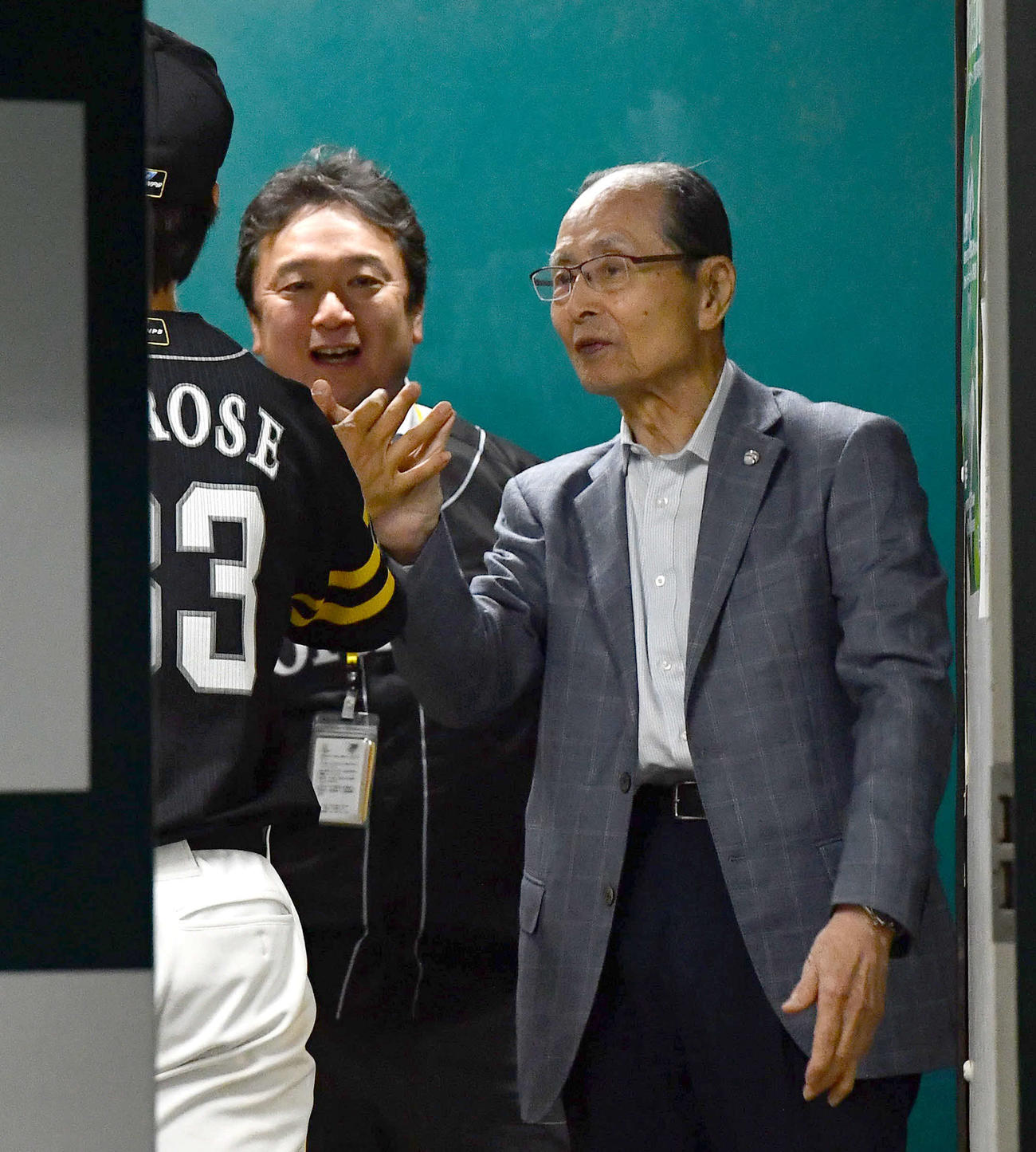 ソフトバンク対ロッテ　ロッテに3連勝し、ベンチ裏で広瀬隆（左）とハイタッチする王球団会長（撮影・岩下翔太）