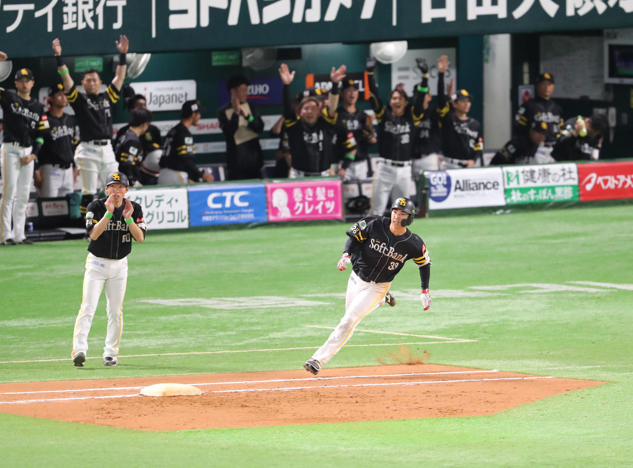 ソフトバンク対ロッテ　6回裏ソフトバンク1死二塁、広瀬は右前に勝ち越し適時打を放つ（撮影・梅根麻紀）