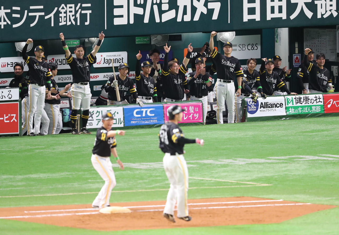 ソフトバンク対ロッテ　6回裏ソフトバンク1死二塁、広瀬の右前勝ち越し適時打で盛り上がるナイン（撮影・梅根麻紀）