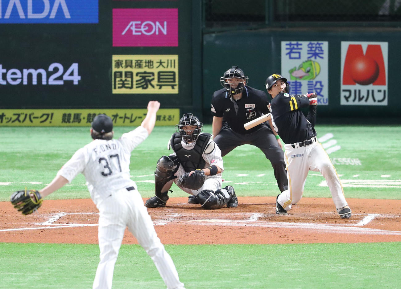 ソフトバンク対ロッテ　6回裏ソフトバンク1死二塁、広瀬は右前に勝ち越し適時打を放つ（撮影・梅根麻紀）