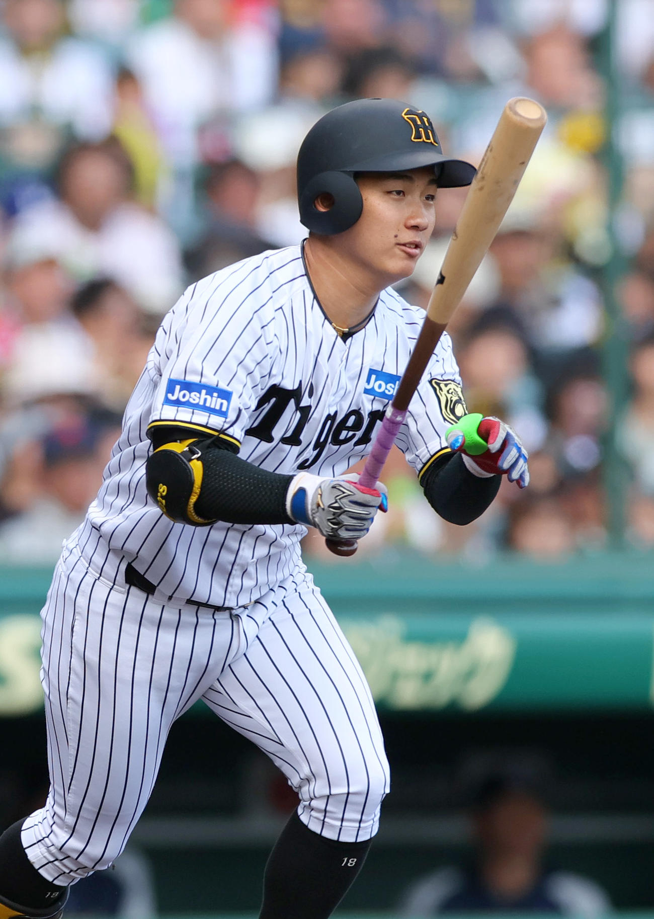 阪神対ヤクルト　5回裏阪神2死、伊原はイレギュラーし右前打を放つ（撮影・上山淳一）